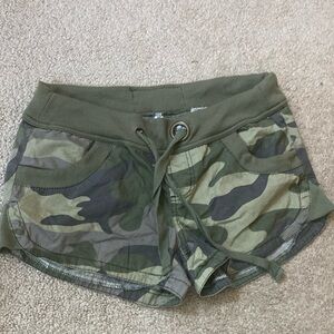 Camo size M shorts